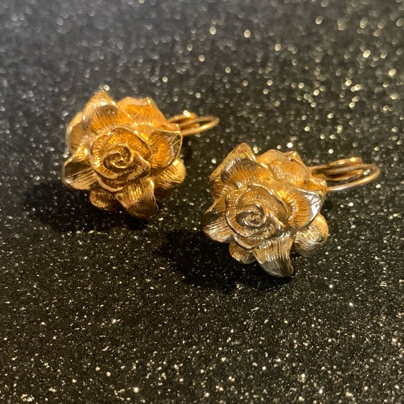 AVON gold earrings. Rose mold shape. - Picture 4 of 6